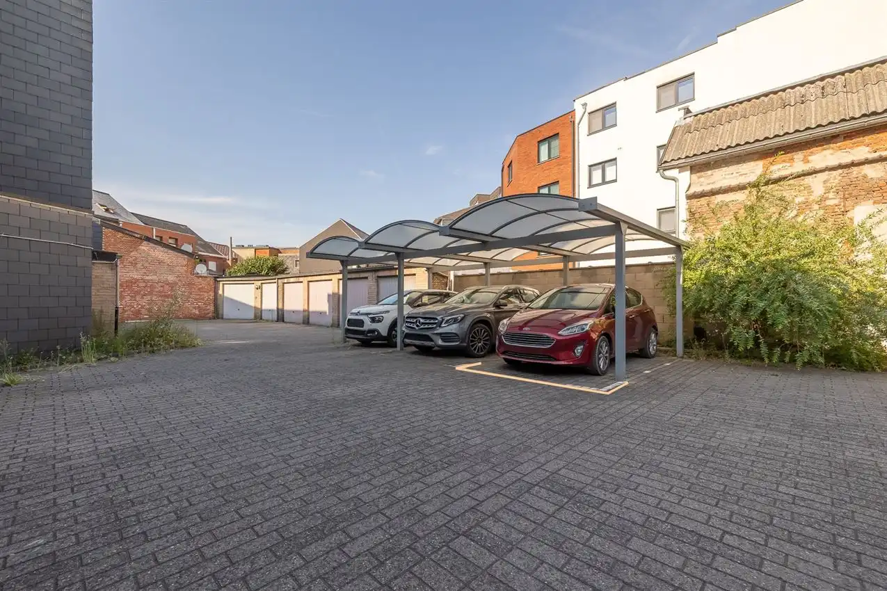 Appartement met twee slaapkamers, terras en autostaanplaats te midden van centrum foto 24