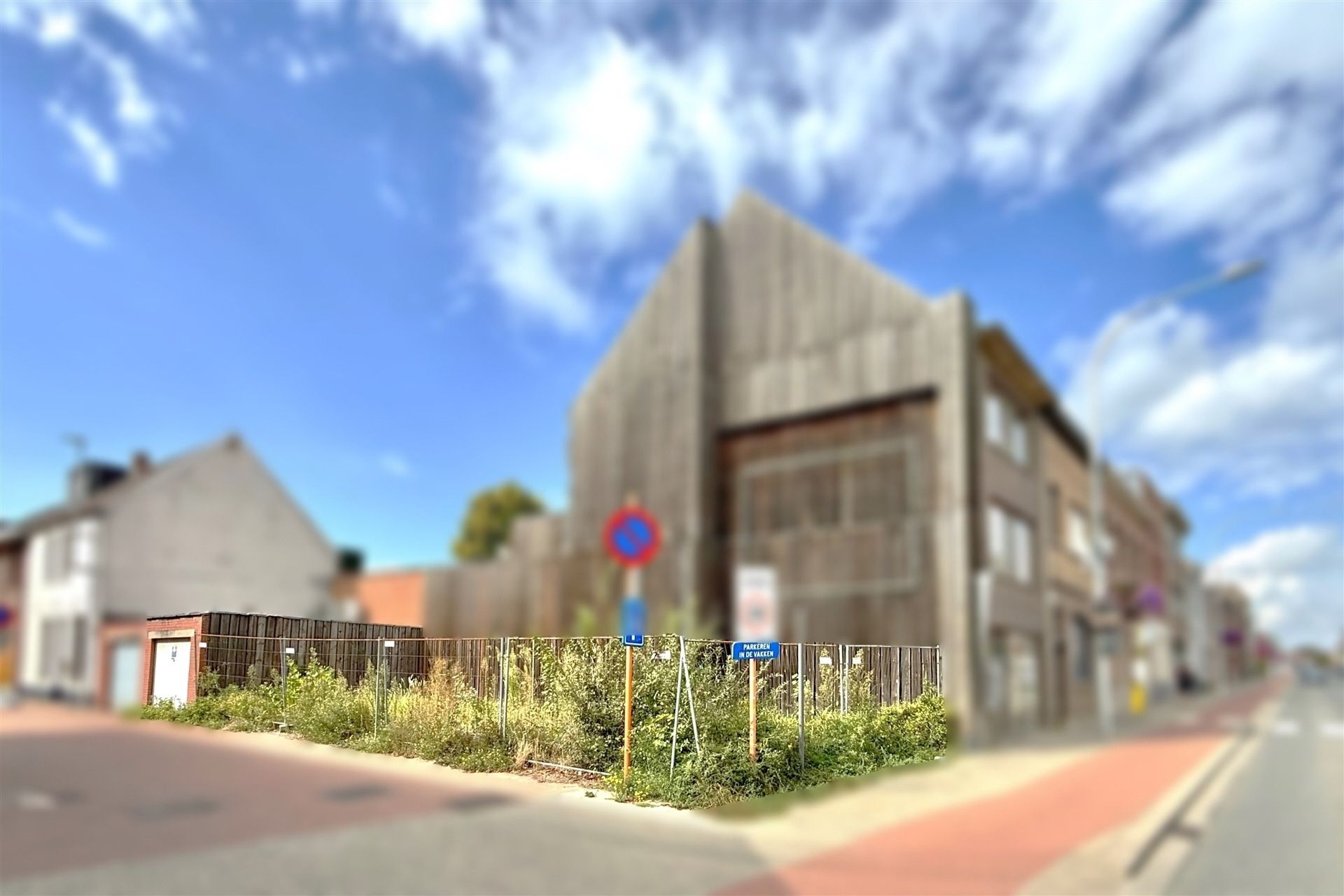 Grond voor gesloten bebouwing +  garage foto {{pictureIndex}}