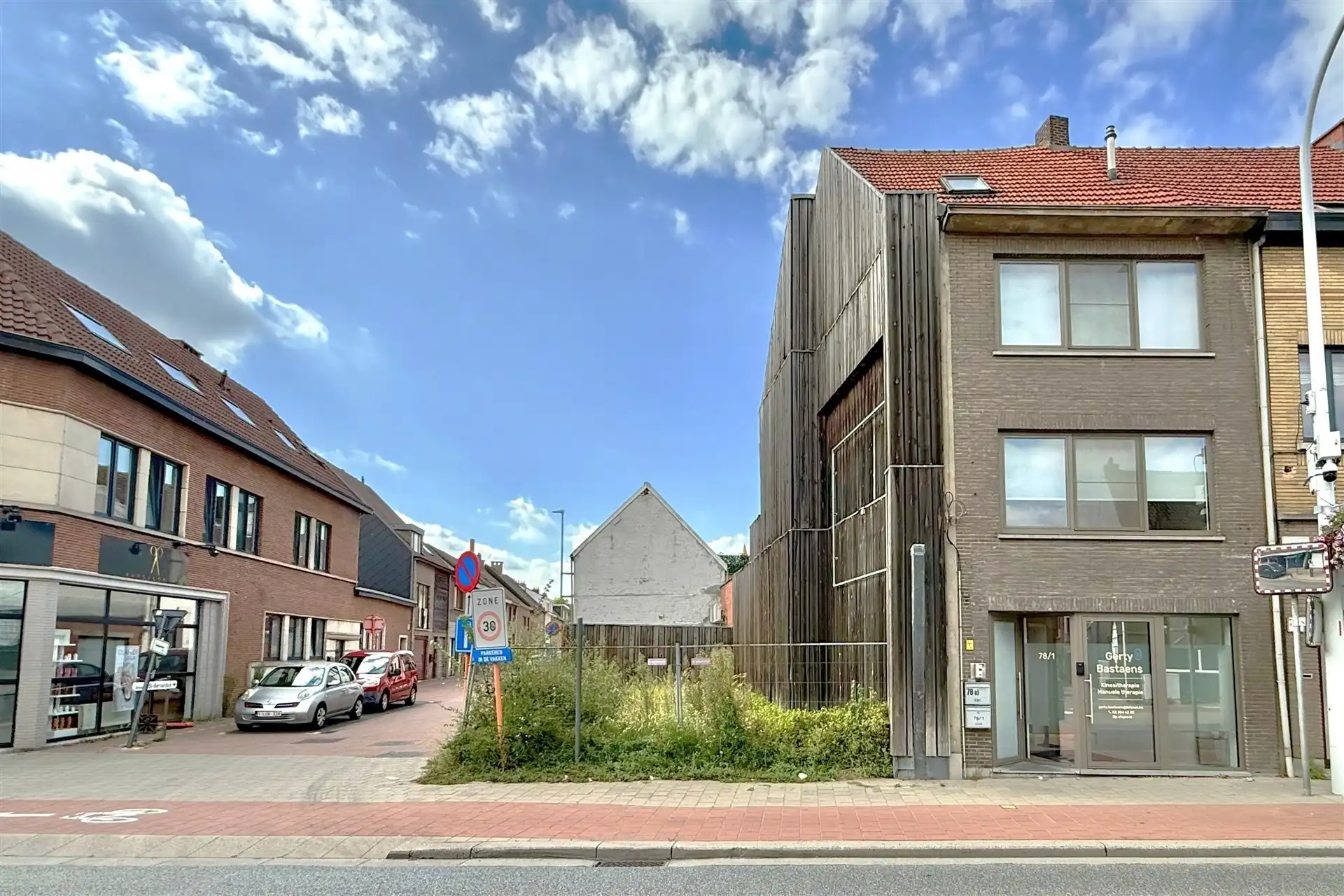 Grond voor gesloten bebouwing +  garage foto {{pictureIndex}}