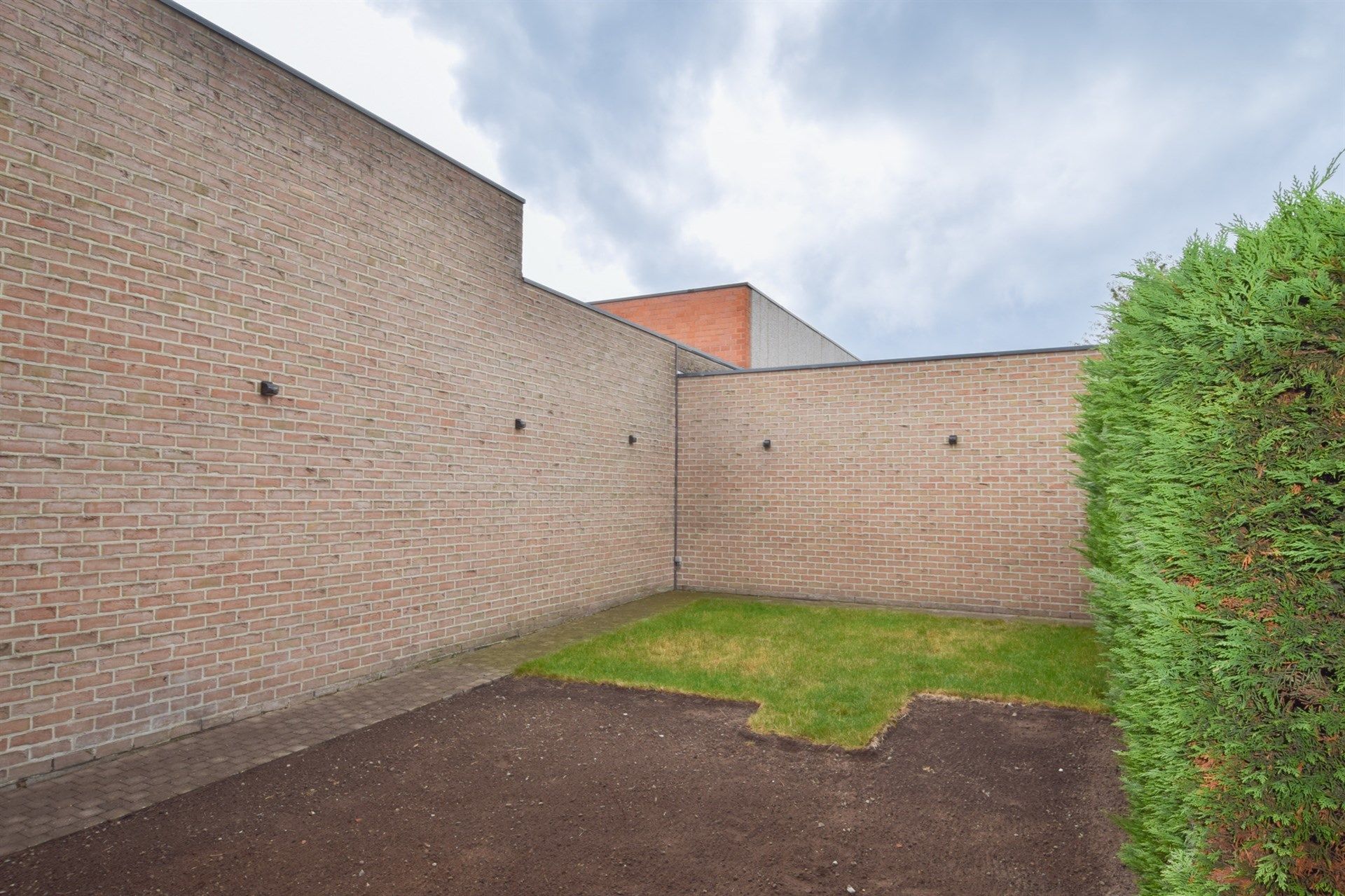 Twee-slaapkamer appartement met tuin en garage foto 9