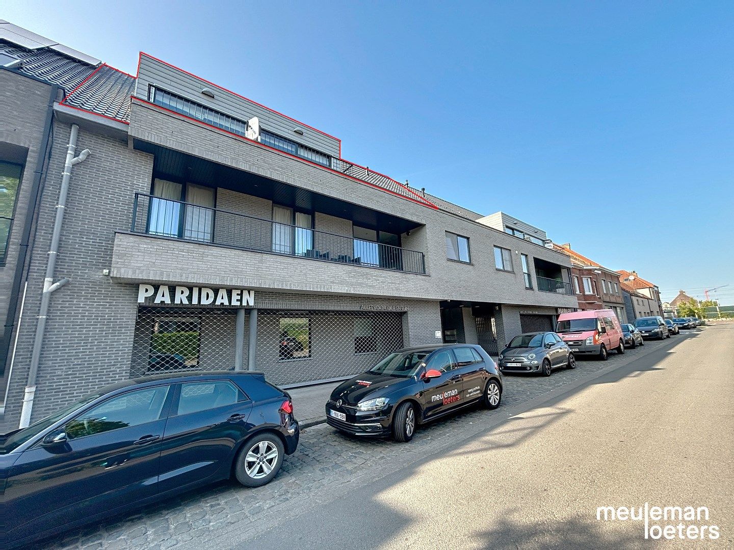 Zeer ruim appartement met terras foto {{pictureIndex}}