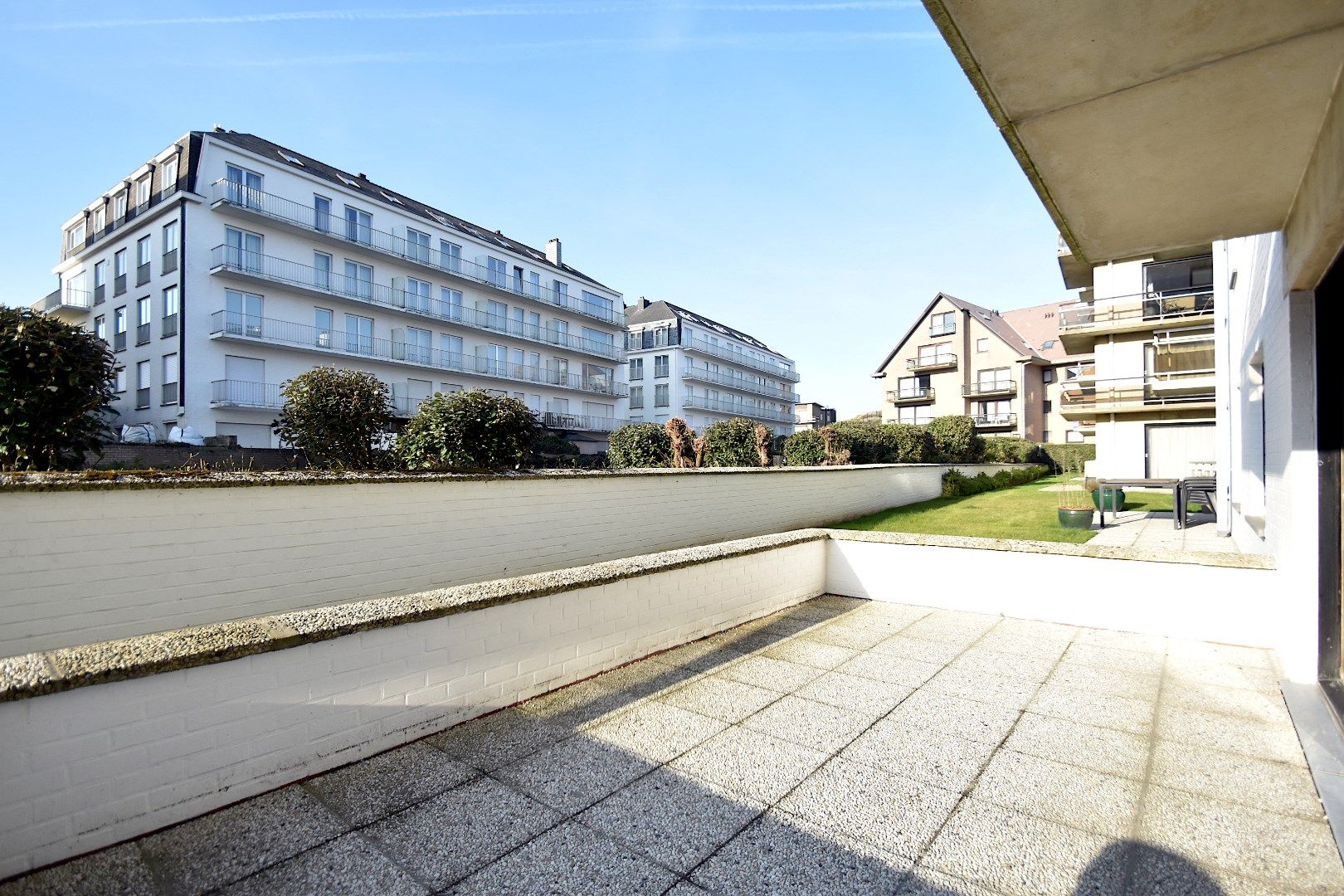 Studio met veel potentieel, zonnig terras en topligging net achter de Zeedijk foto 4