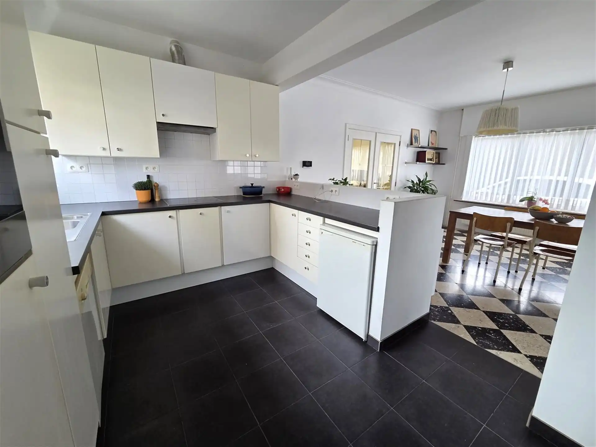 Ruime woning met 3 ruime slaapkamers en bureau, grote zolder en optioneel achterliggend weiland foto 4