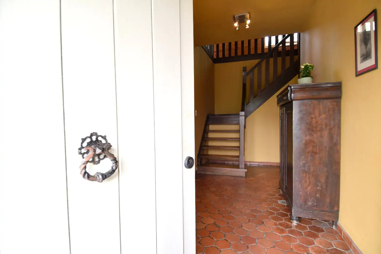 Charmante te renoveren burgerwoning met 6 slaapkamers en praktijkruimte te koop in Wevelgem foto 4