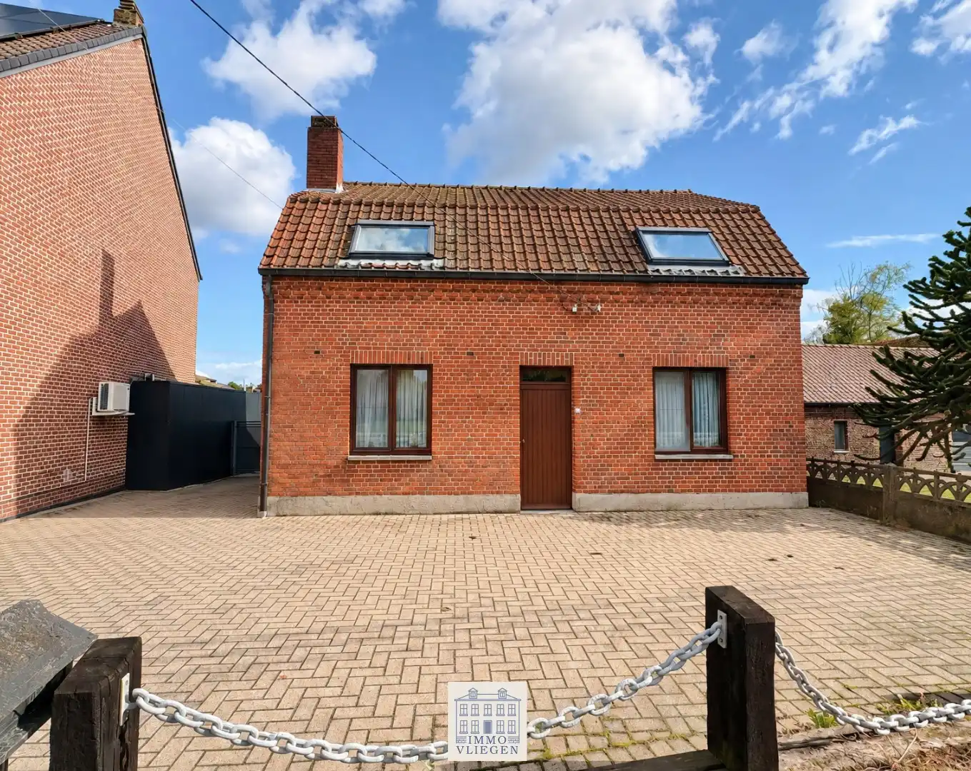Te renoveren vrijstaande woning met ruime tuin op perceel van circa 800 vierkante meter in Neeroeteren foto 2