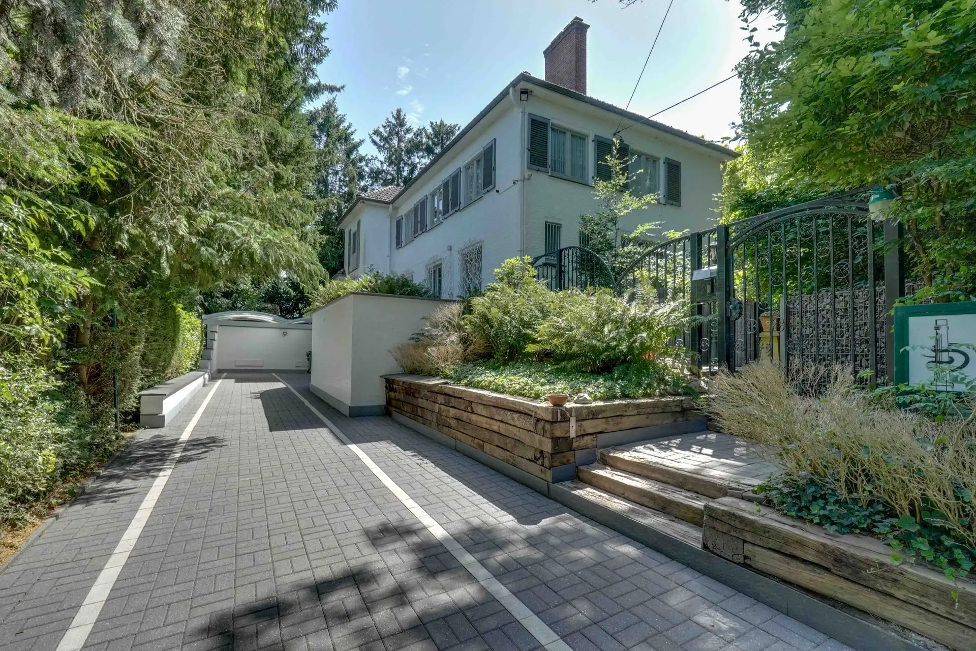 EXCLUSIEVE VILLA IN DOODLOPENDE STRAAT foto {{pictureIndex}}