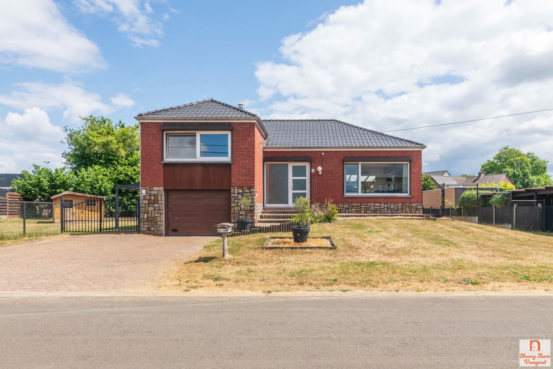 Split-level woning met veel ruimte en potentieel foto {{pictureIndex}}