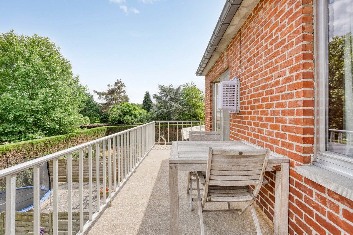 Opbrengsteigendom met 3 appartementen, garages en tuin foto 19