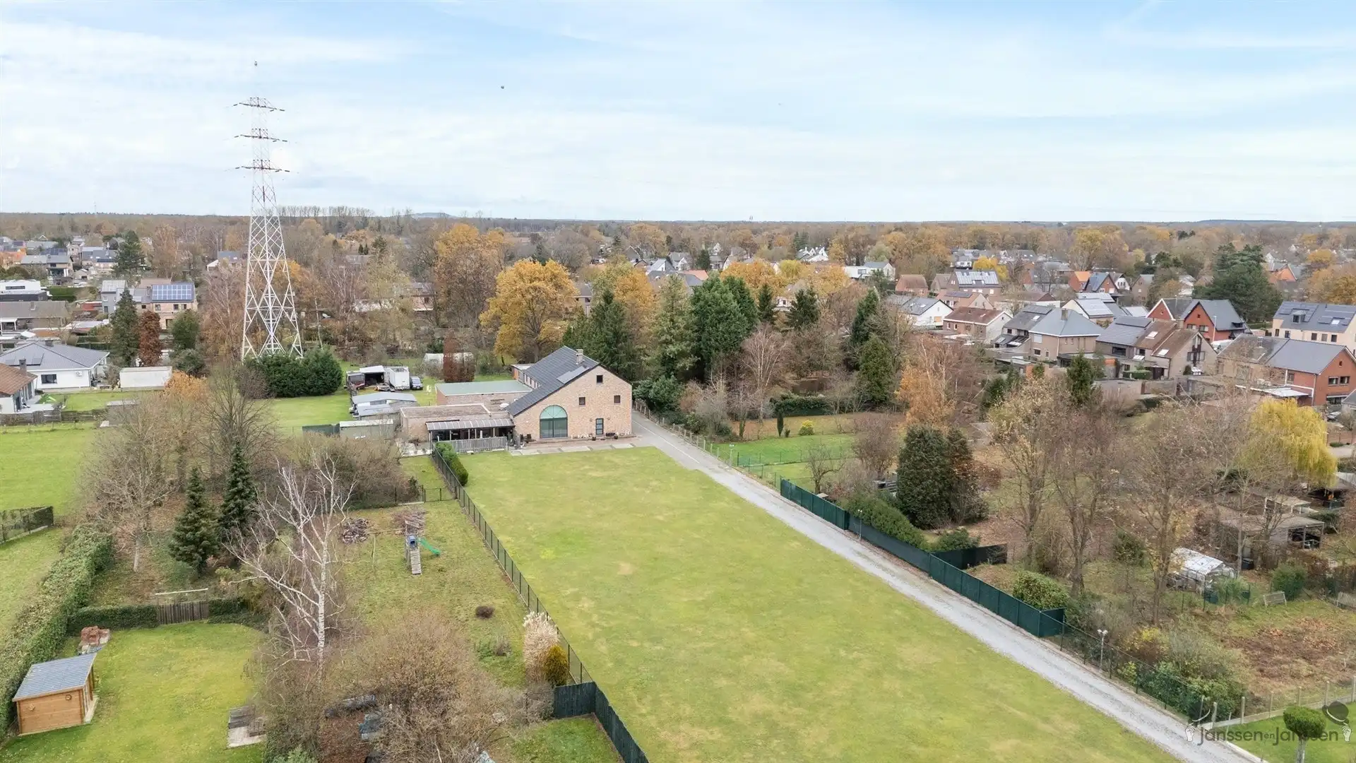 Energiezuinig villa met duplex appartement en loods op een riant perceel te Kuringen-Hasselt foto {{pictureIndex}}