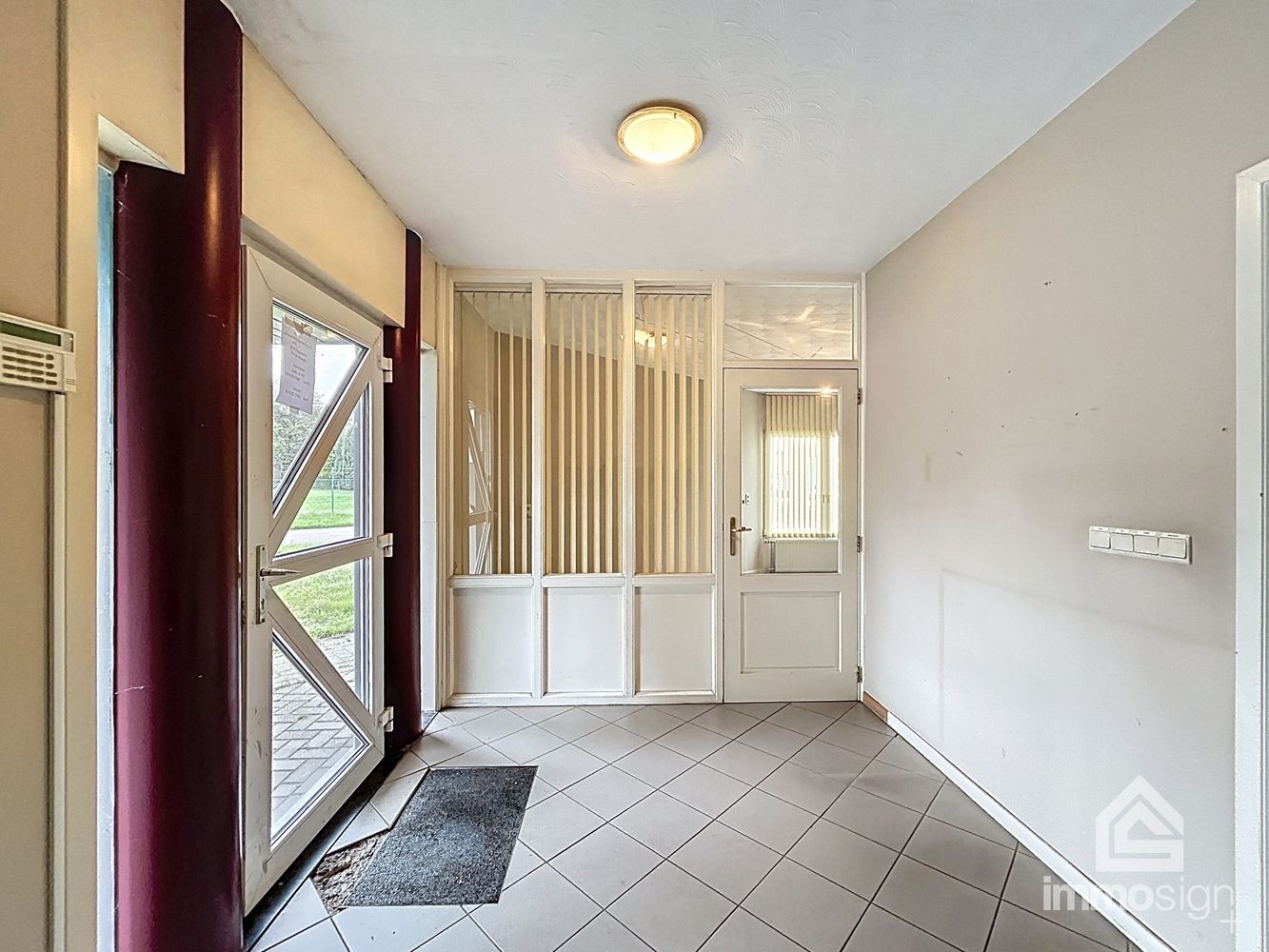 Bedrijfshal, kantoren en twee woonunits. Werken en wonen combineren op één strategische locatie! foto 2