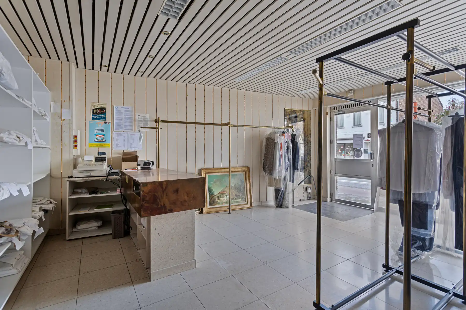 Solide eigendom: commerciële ruimte met atelier + 2 appart. foto 9