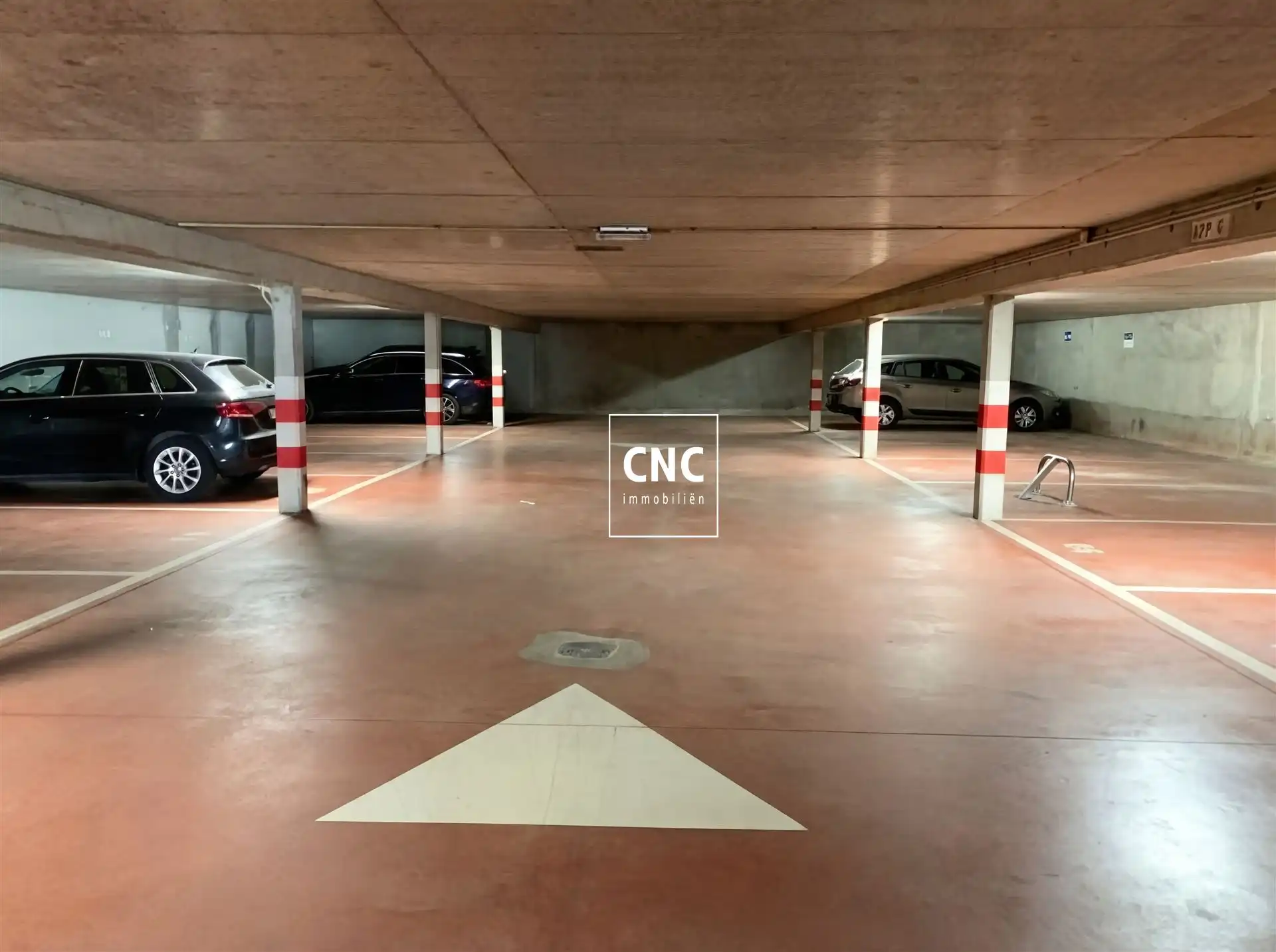 Ondergrondse autostaanplaats nabij Rubensplein en strand foto 4