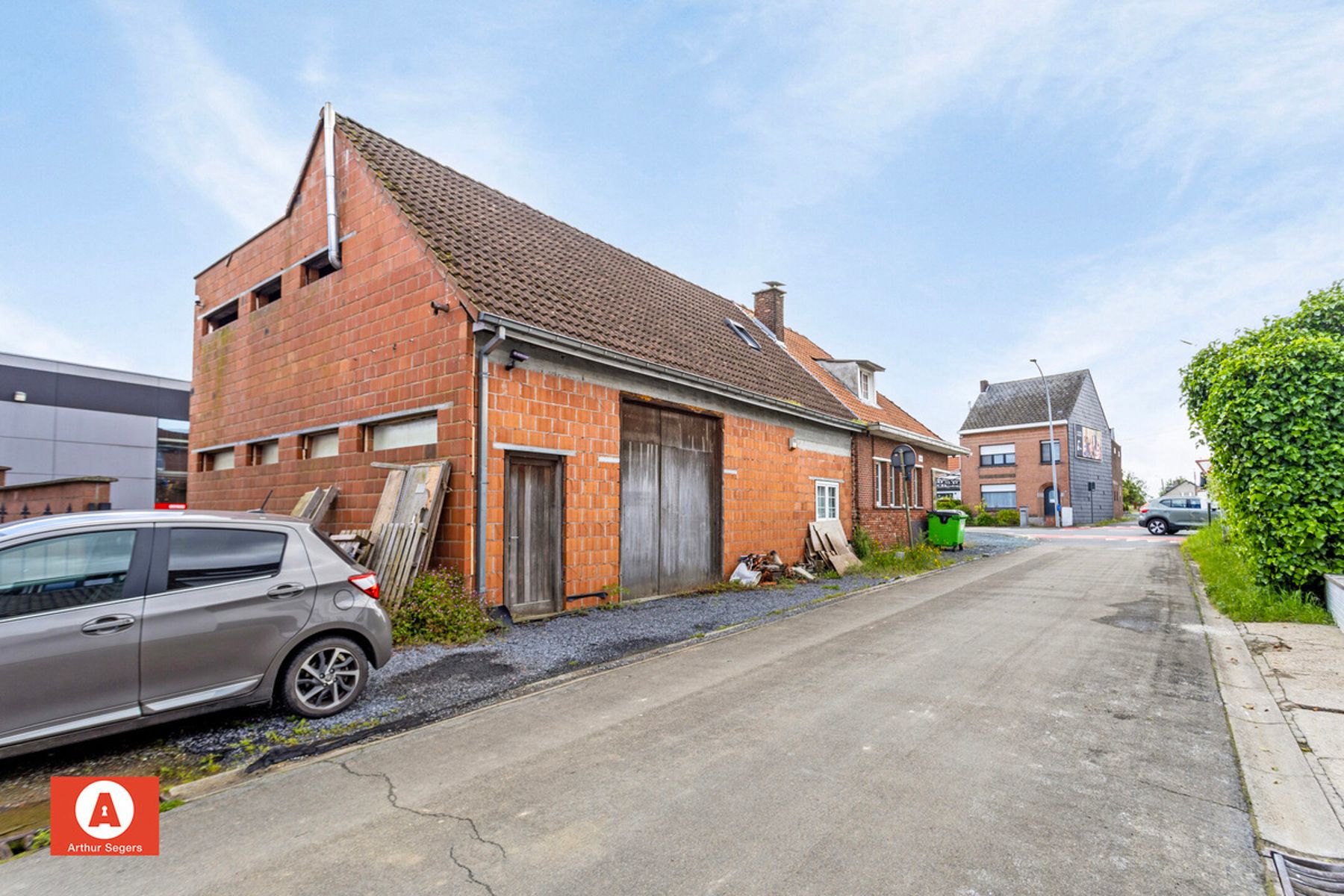 Loods (100 m²) + Woning (deels verder op te frissen) + Oprit foto 1