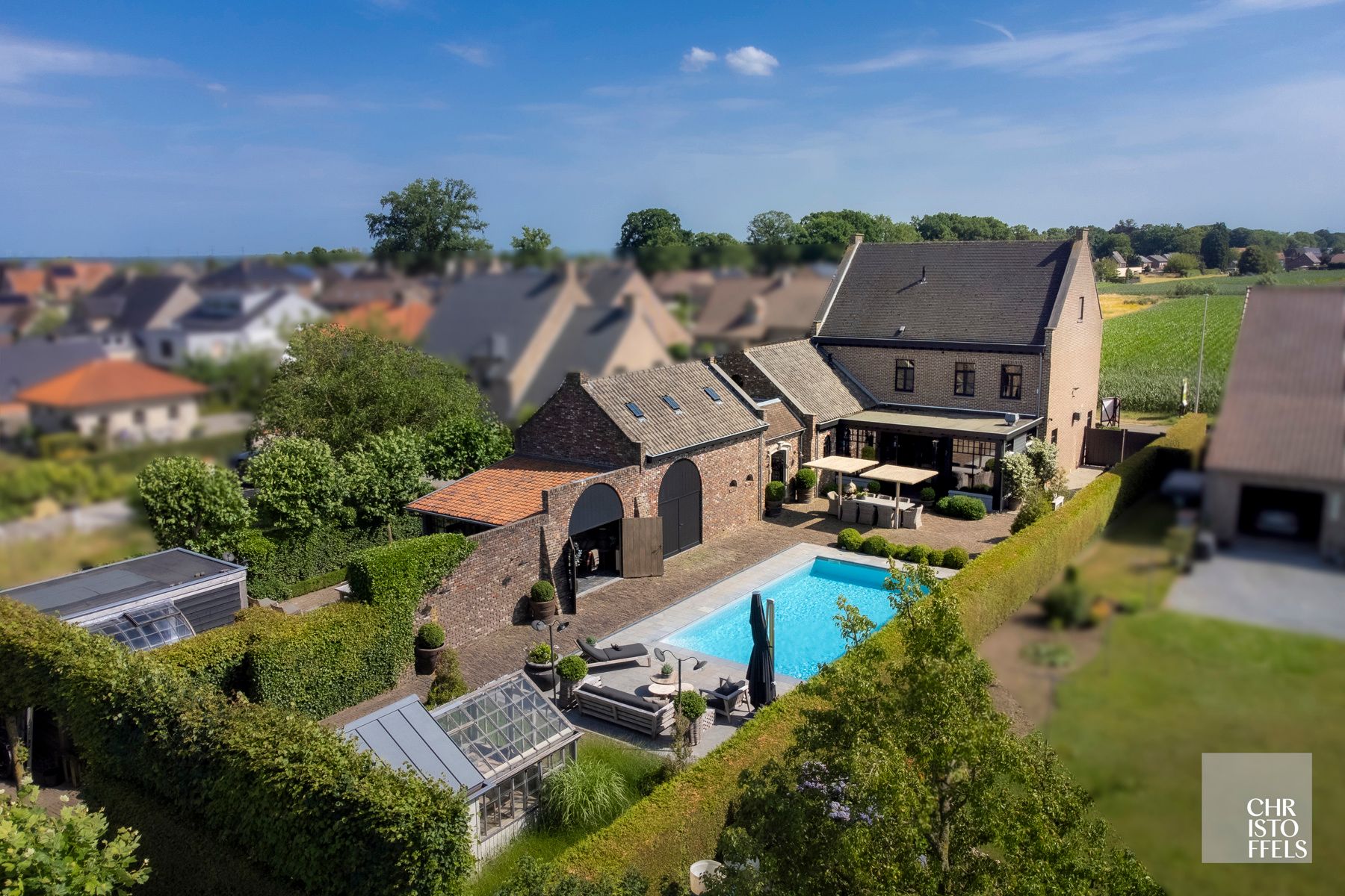 Stijlvolle herenvilla van 533 m² met zwembad, wintertuin en gastenverblijf nabij de Nederlandse grens! foto 3