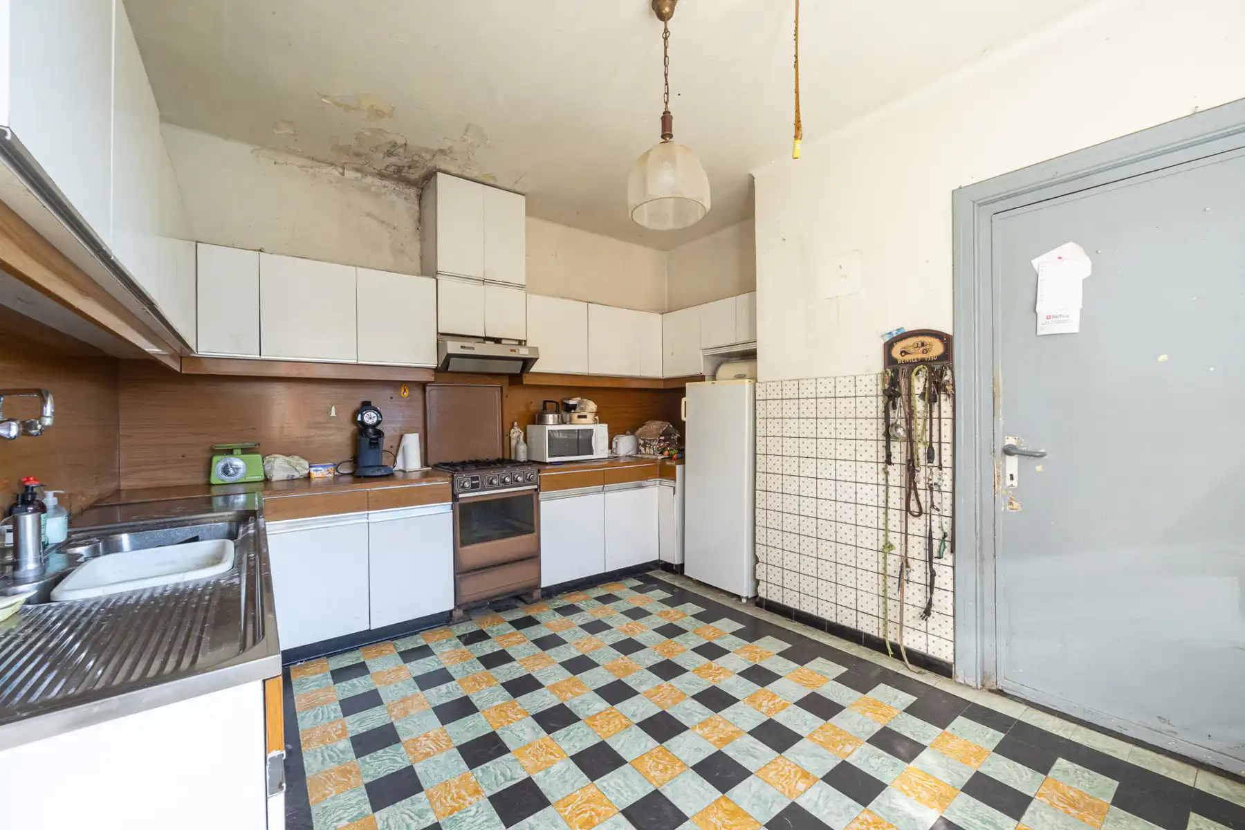 Te renoveren woning met 4 slaapkamers op een rustige locatie. foto 6
