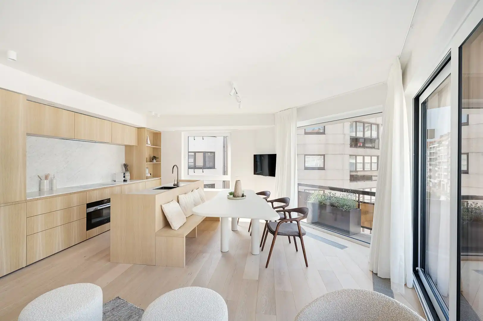 Lichtrijk 3-slaapkamer appartement centraal gelegen. foto 3