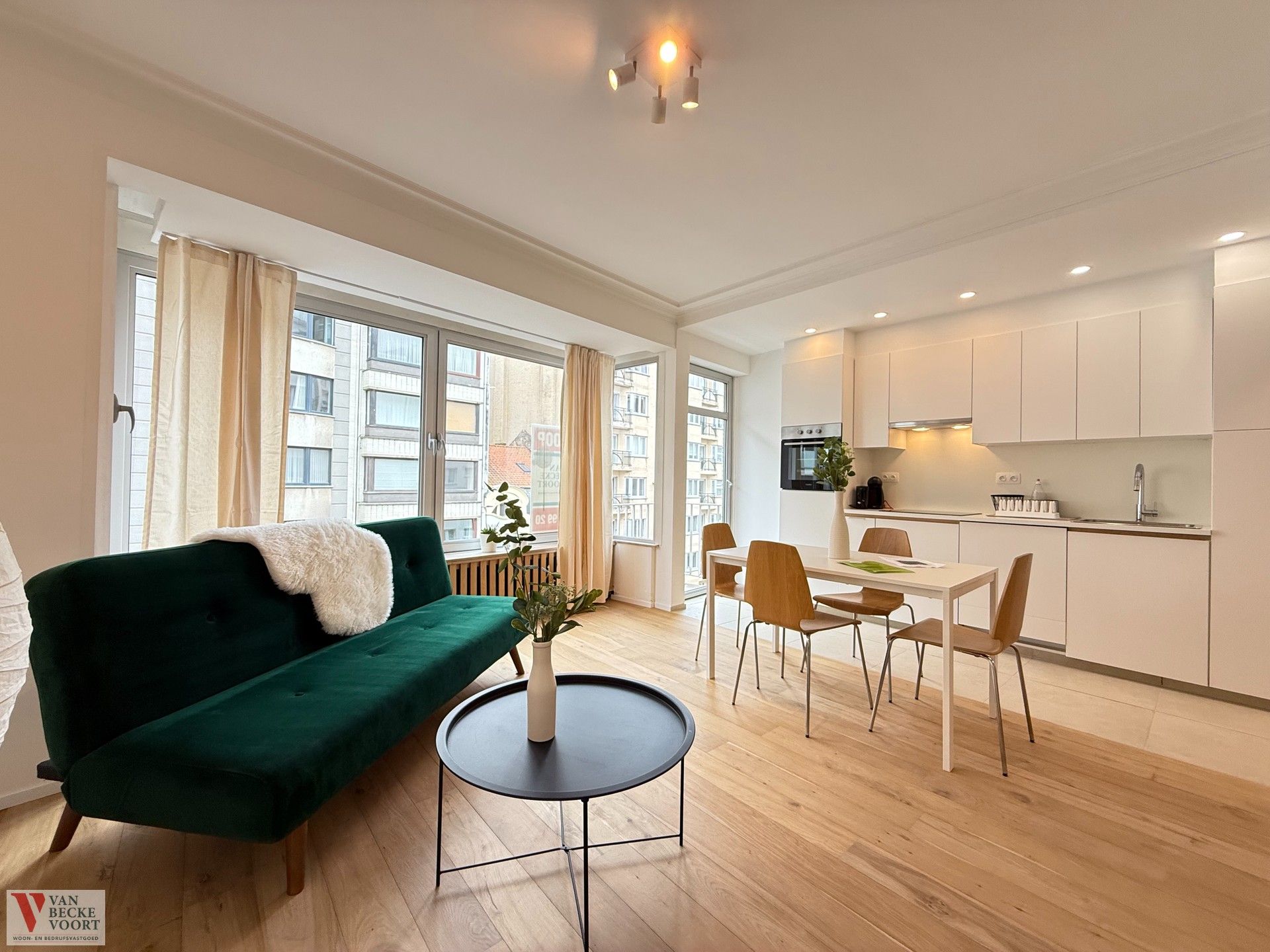Vernieuwd appartement met zijdelings zeezicht foto {{pictureIndex}}