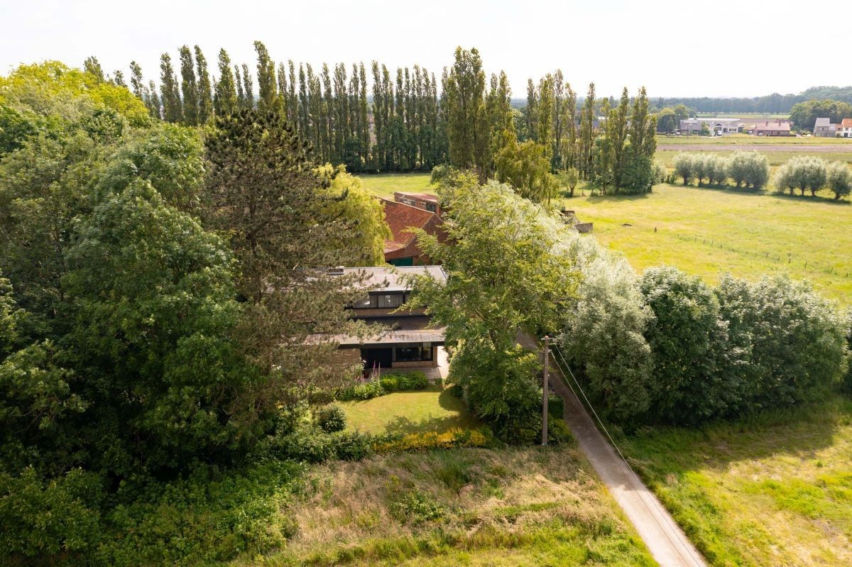 Mooi gelegen hoeve op 1,45 ha te koop te Veldegem foto 2