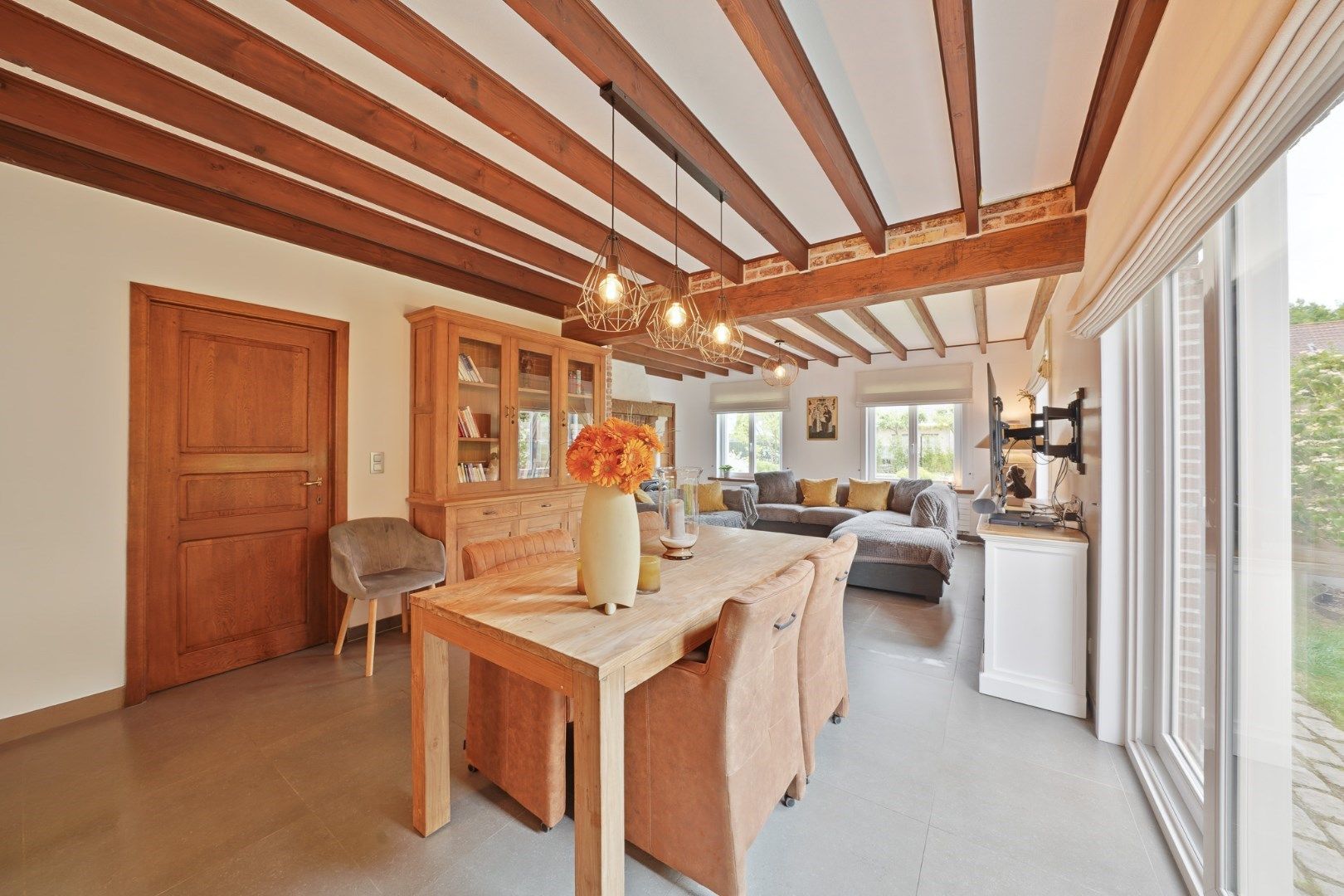 Instapklare laagbouwvilla met 305 m² woonoppervlakte en prachtig aangelegde tuin foto 9