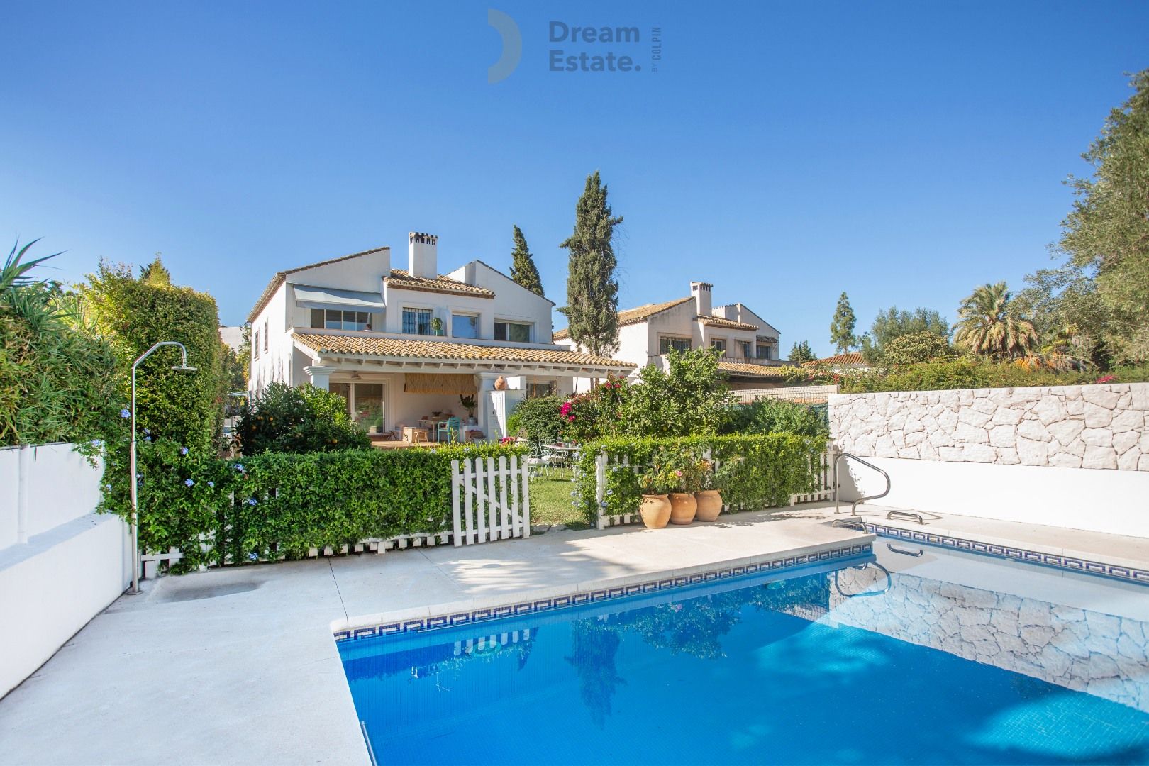 Stijlvolle gerenoveerde halfvrijstaande woning in het exclusieve Guadalmina Baja. foto {{pictureIndex}}