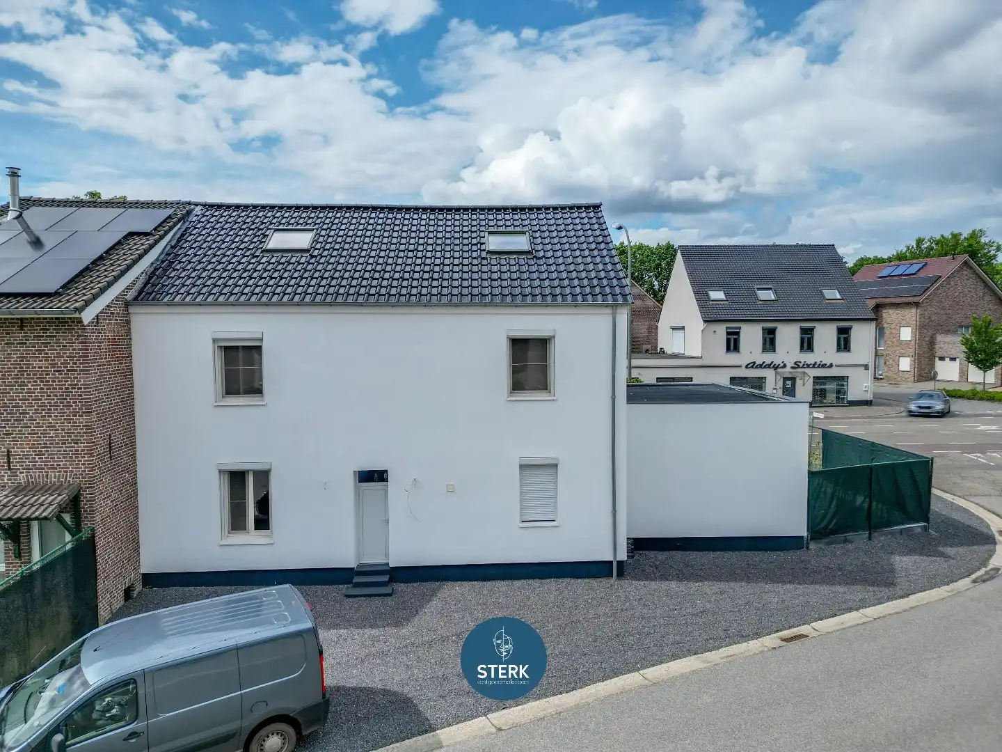 MODERN GERENOVEERDE GEZINSWONING MET 5 SLPKS + 2 BADKAMERS TE LANAKEN !  foto 25