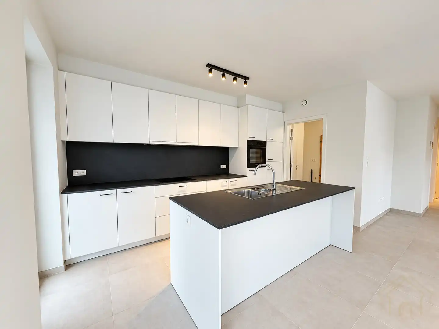 Instapklaar appartement met groot terras, verzicht, staanplaats en garage foto 2