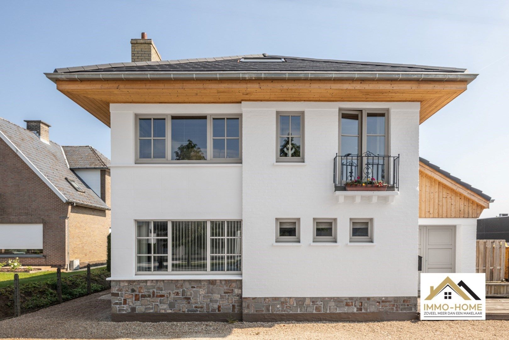 Eigendom( 2 appartementen) met loods en bijzonder veel potentieel foto 3