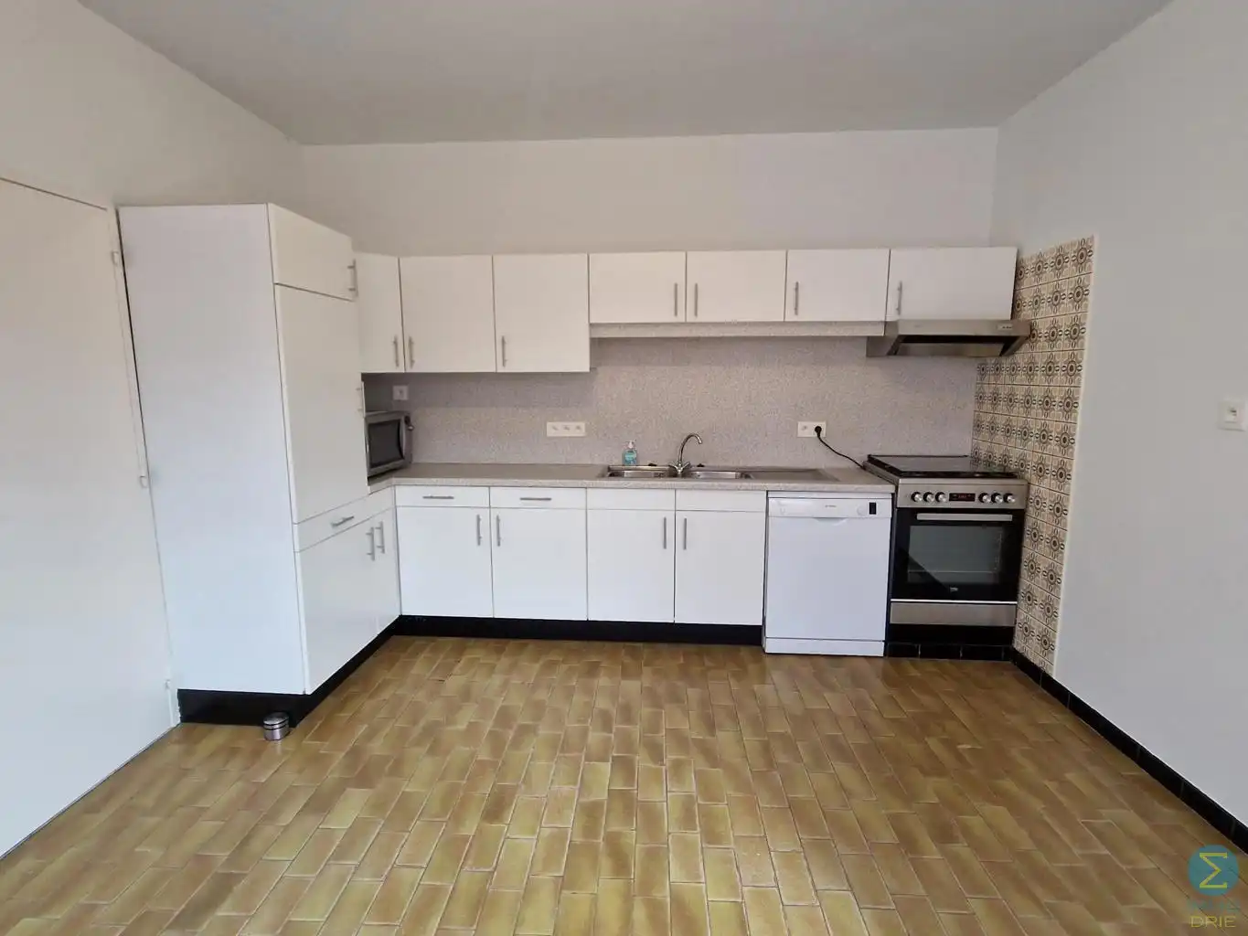 Woning met 3 slaapkamers en inpandige garage op 328m² foto 8