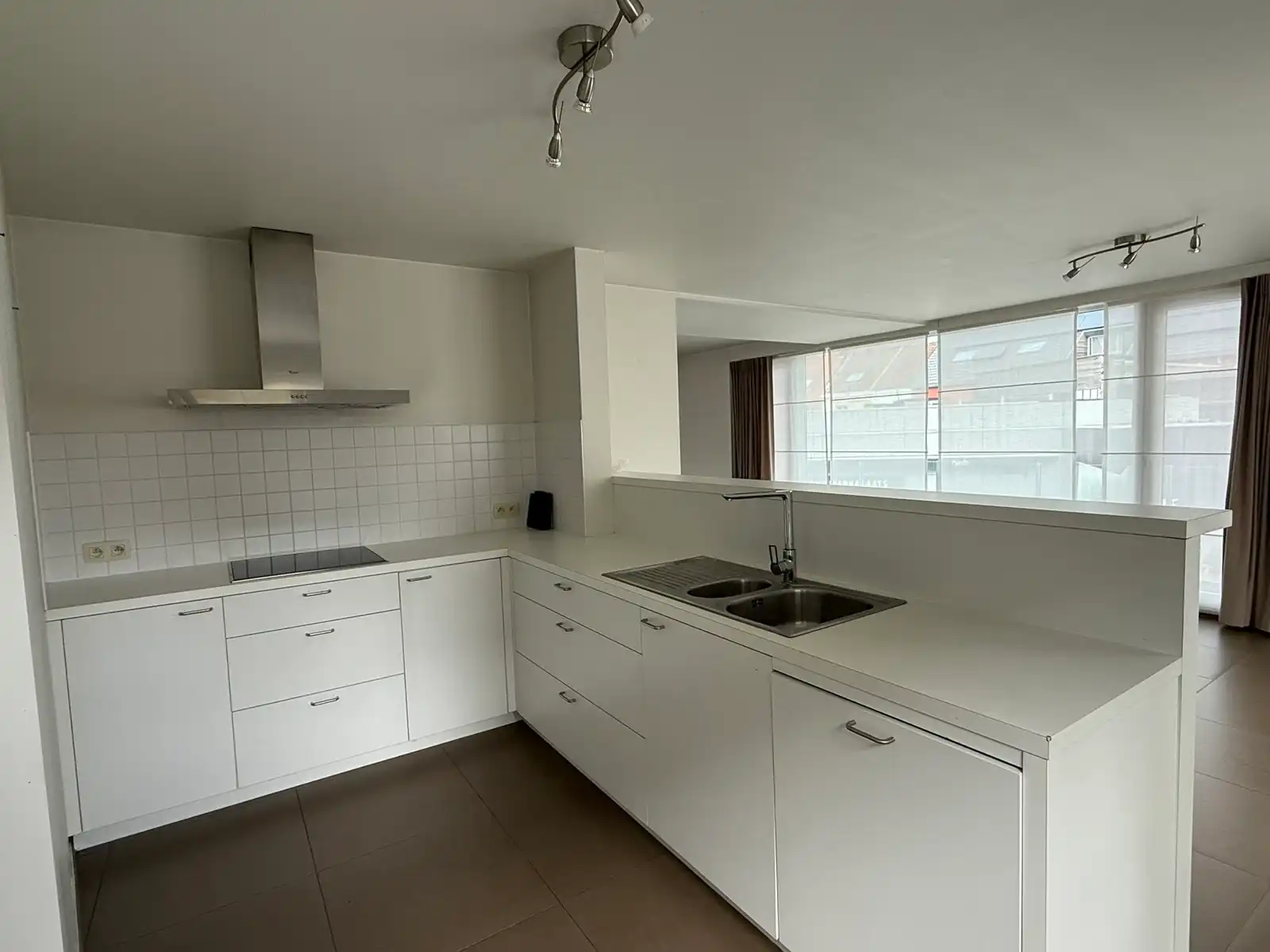 Ruim en lichtrijk duplex appartement op de eerste en tweede verdieping met groot terras in het centrum van Tielt. foto 8