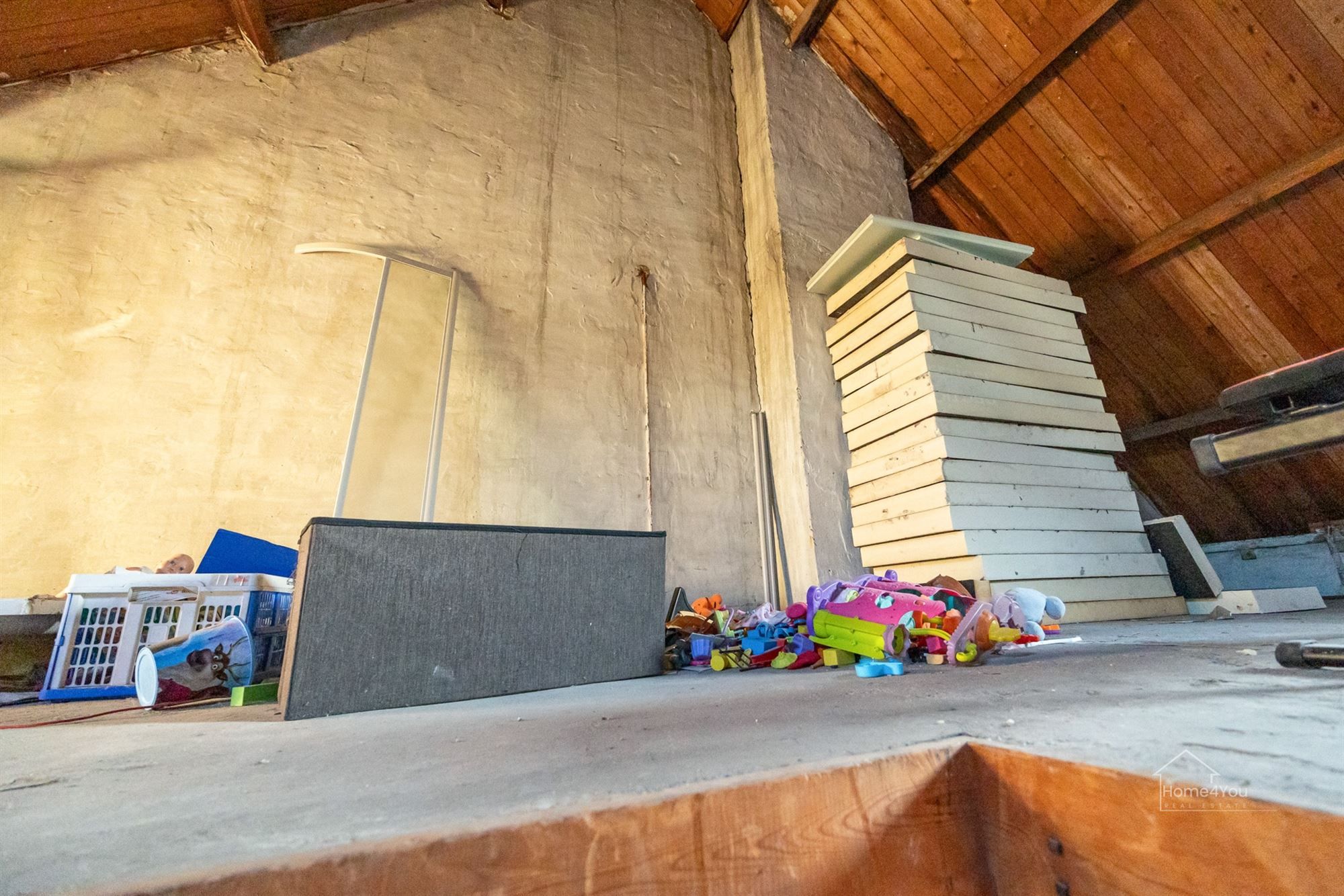 Op te frissen woning met zéér ruime extra zolder foto 17