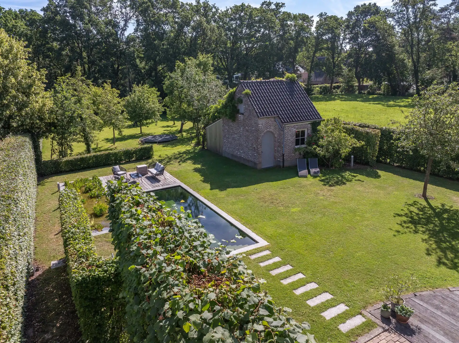 Rustig gelegen villa met prachtige tuin en zwemvijver foto 33