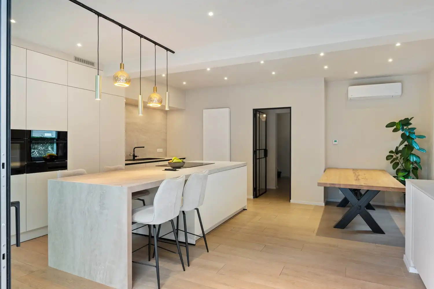 Instapklare woning met 4 slpkrs in hartje Edegem foto 4