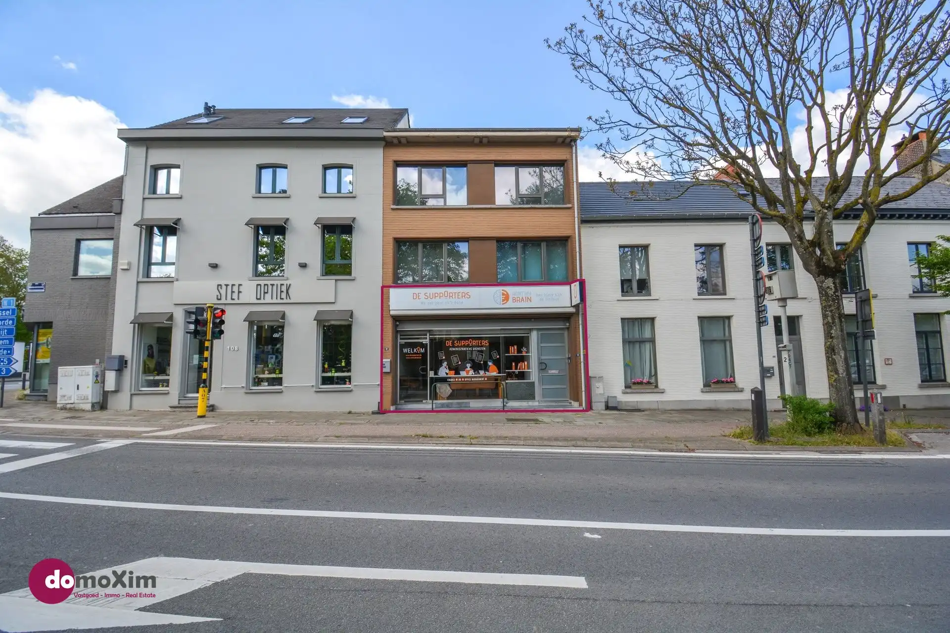 Ideaal gelegen handelspand in het centrum van Zemst foto {{pictureIndex}}
