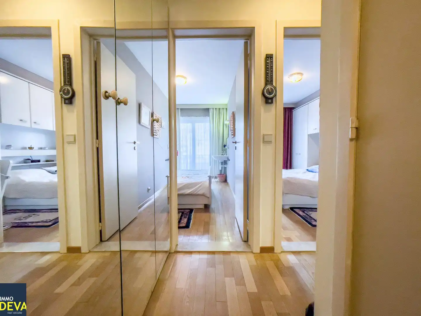 Zeer goed onderhouden zuidgericht appartement, centraal gelegen dichtbij het strand en de winkels. Parking mogelijk. foto 13