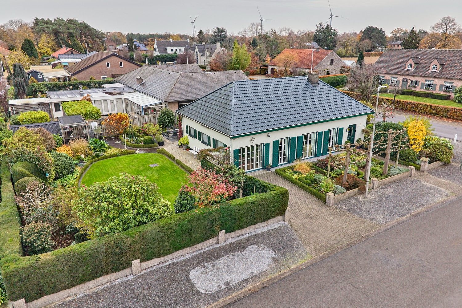 Gezellige en goed onderhouden bungalow met praktische bovenverdieping op fraai aangelegd perceel foto 25