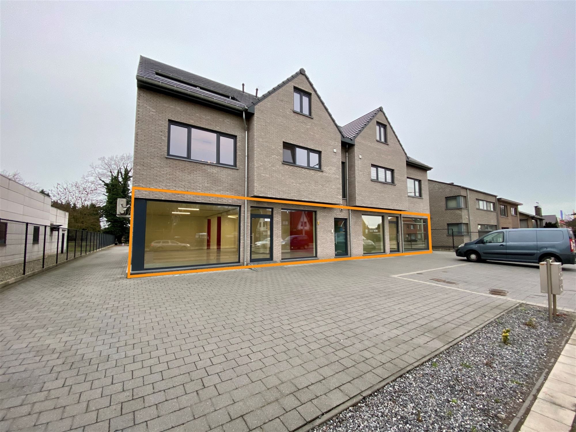 RUIM HANDELSPAND VAN 285M² MET GOEDE VISIBILITEIT EN PARKEERGELEGENHEID foto 1