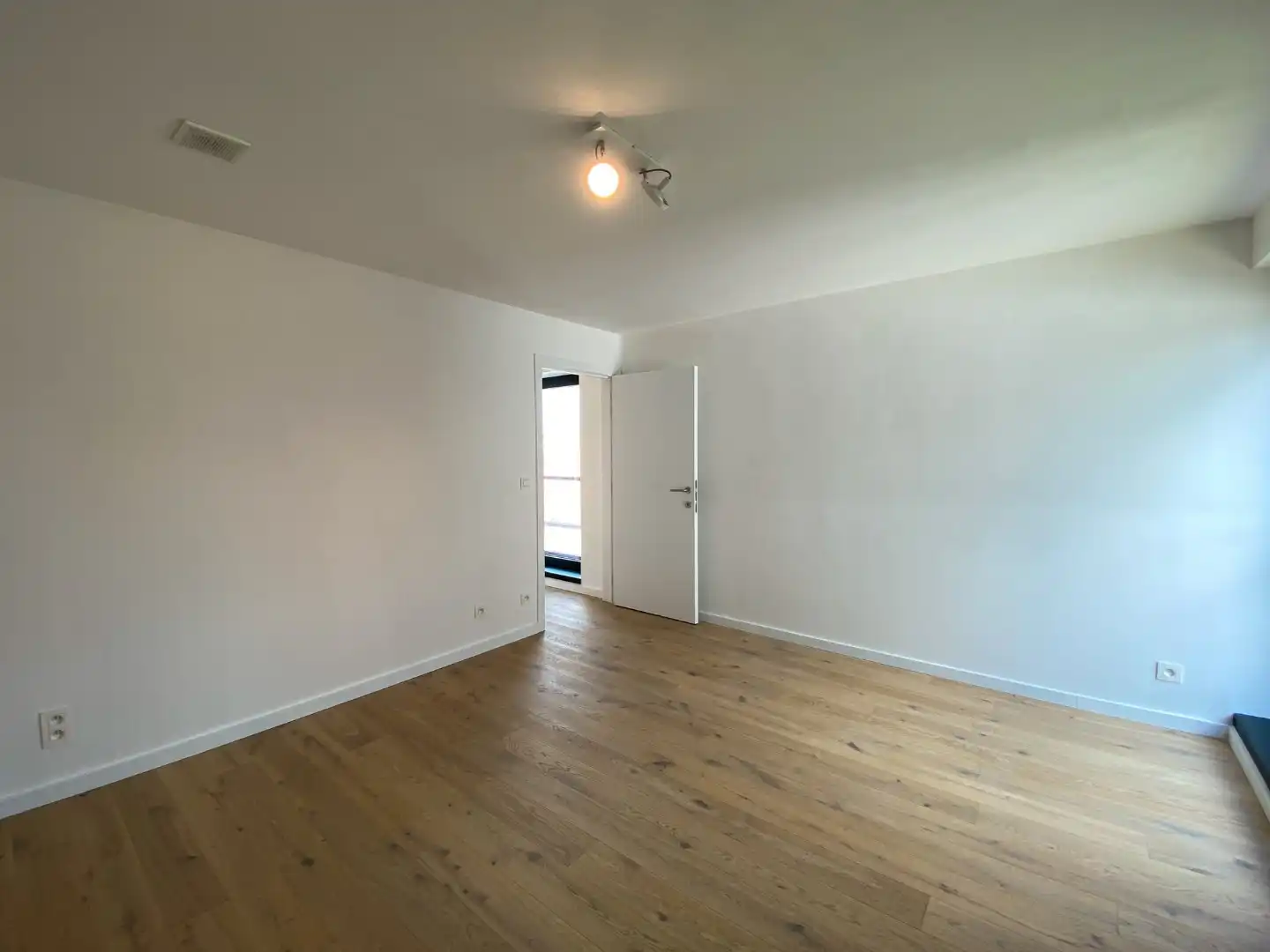 Recente woning met 3 slaapkamers, ruime oprit en tuin foto 18