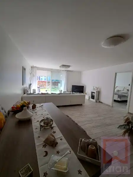 3-slpk appartement met terras, voor-en achtertuin, 2 autostapl. en 2 kelderbergingen. foto 5