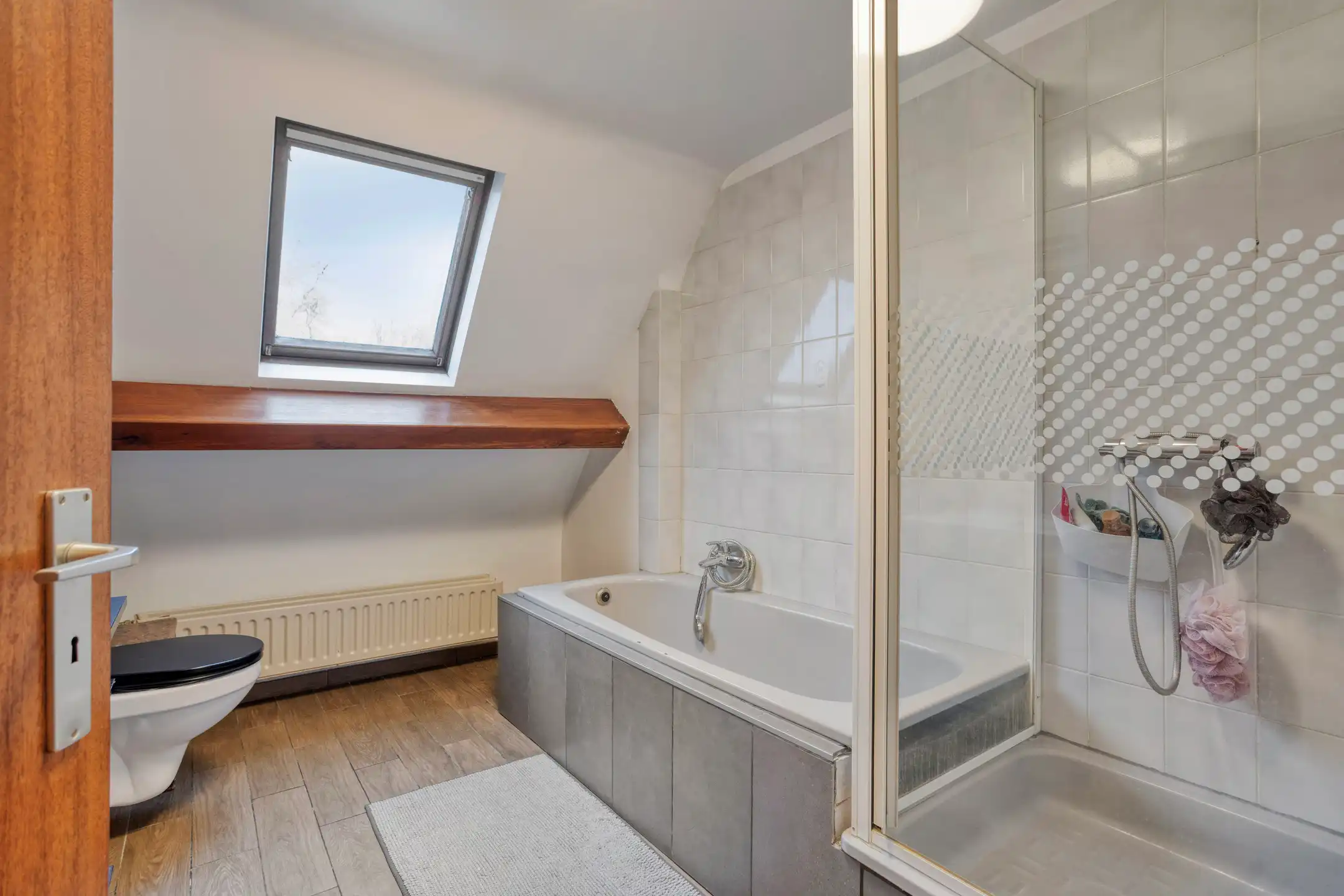 Rustig gelegen woning met drie slaapkamers, bureau en garage foto 12