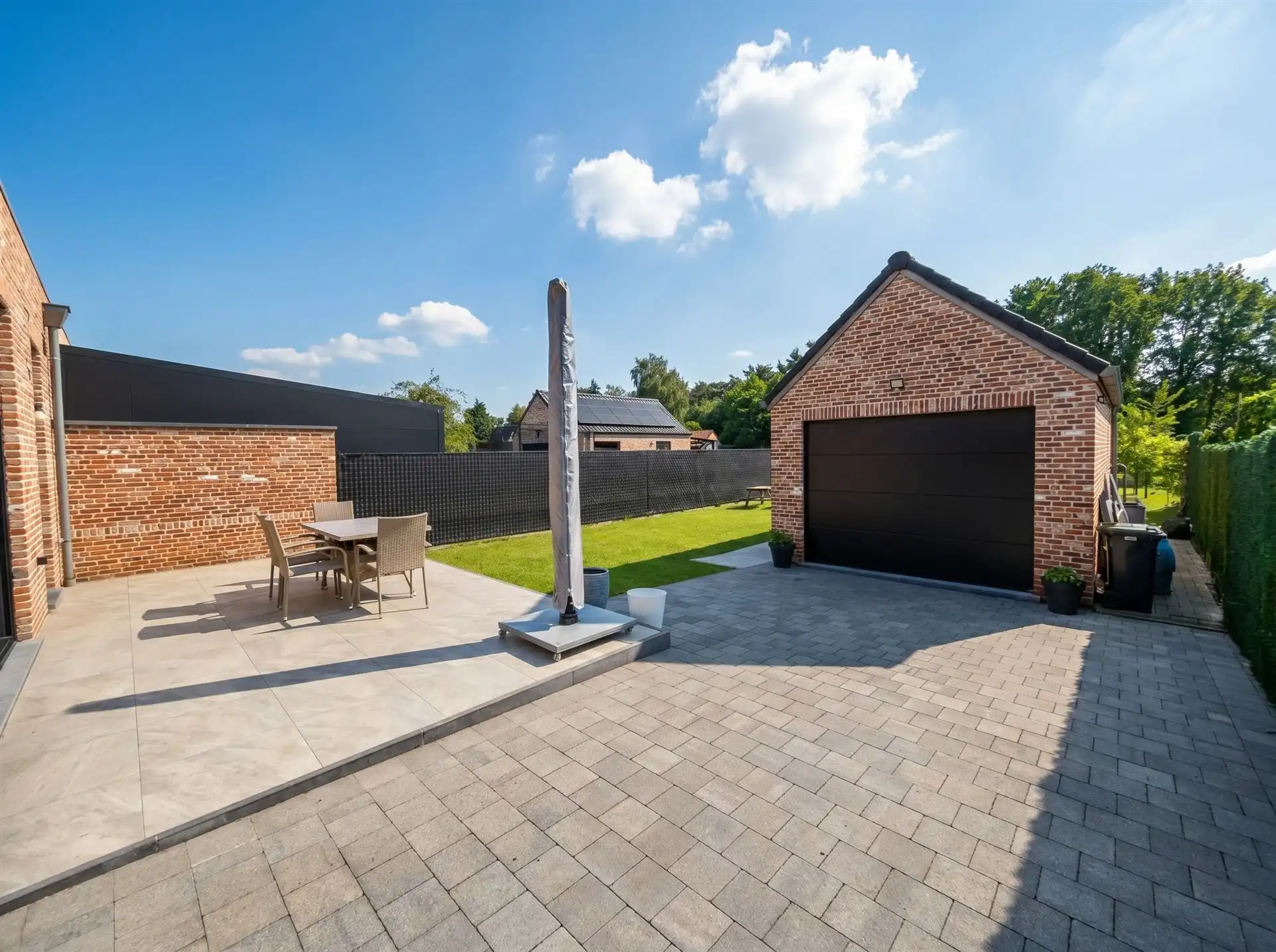 Stijlvolle halfopen pastorijwoning met praktijkruimte, 4 slaapkamers, garage en zonnige tuin op bijna 10 are foto 6