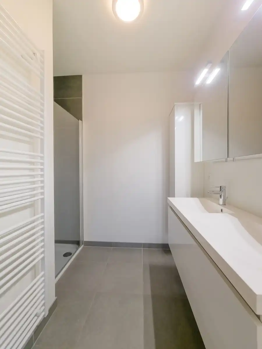 Ongemeubeld 1k appartement met prachtig terrras foto 14