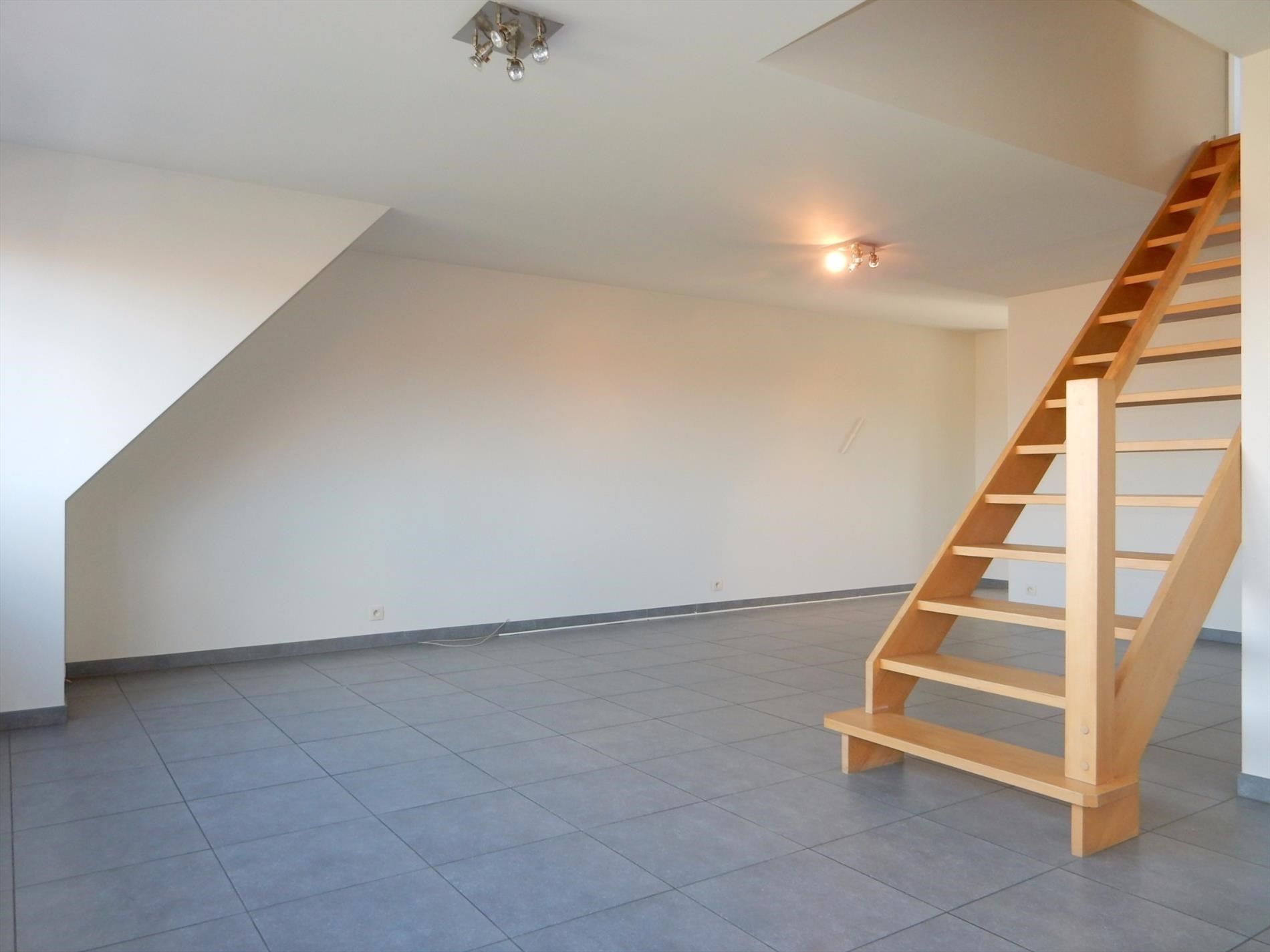 Ruim duplexappartement te Jabbeke foto 8