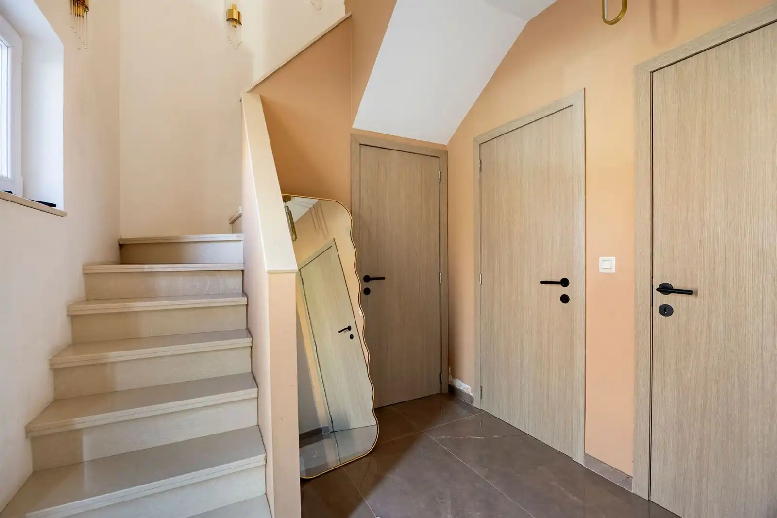 Zeer ruime woning met mogelijkheden privé/beroep foto 10
