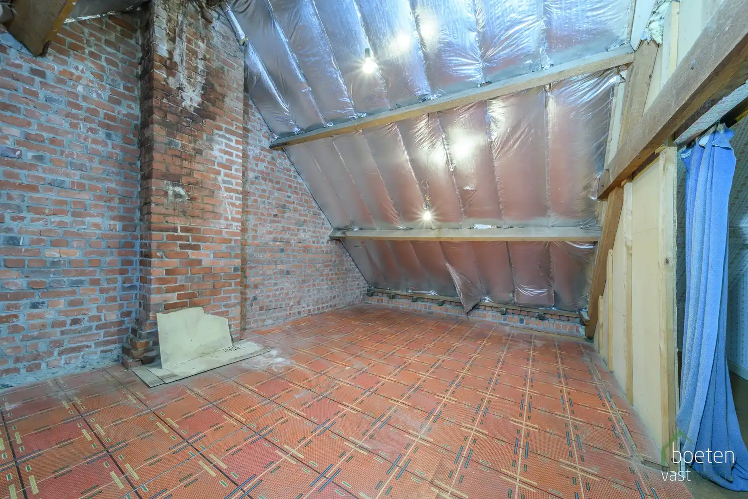 ROESBRUGGE: Ruime maar te moderniseren rijwoning met 4 slpks., grote garage en gezellige tuin op 492m² grondopp. foto 14