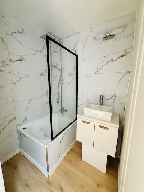 Welkom in de Jules Persynstraat– waar deze charmante woning met opvallende gevel op je ligt te wachten. foto 5