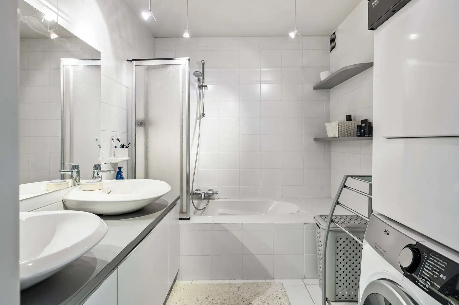 Lichtrijk appartement met garagebox en voorliggende oprit foto 12