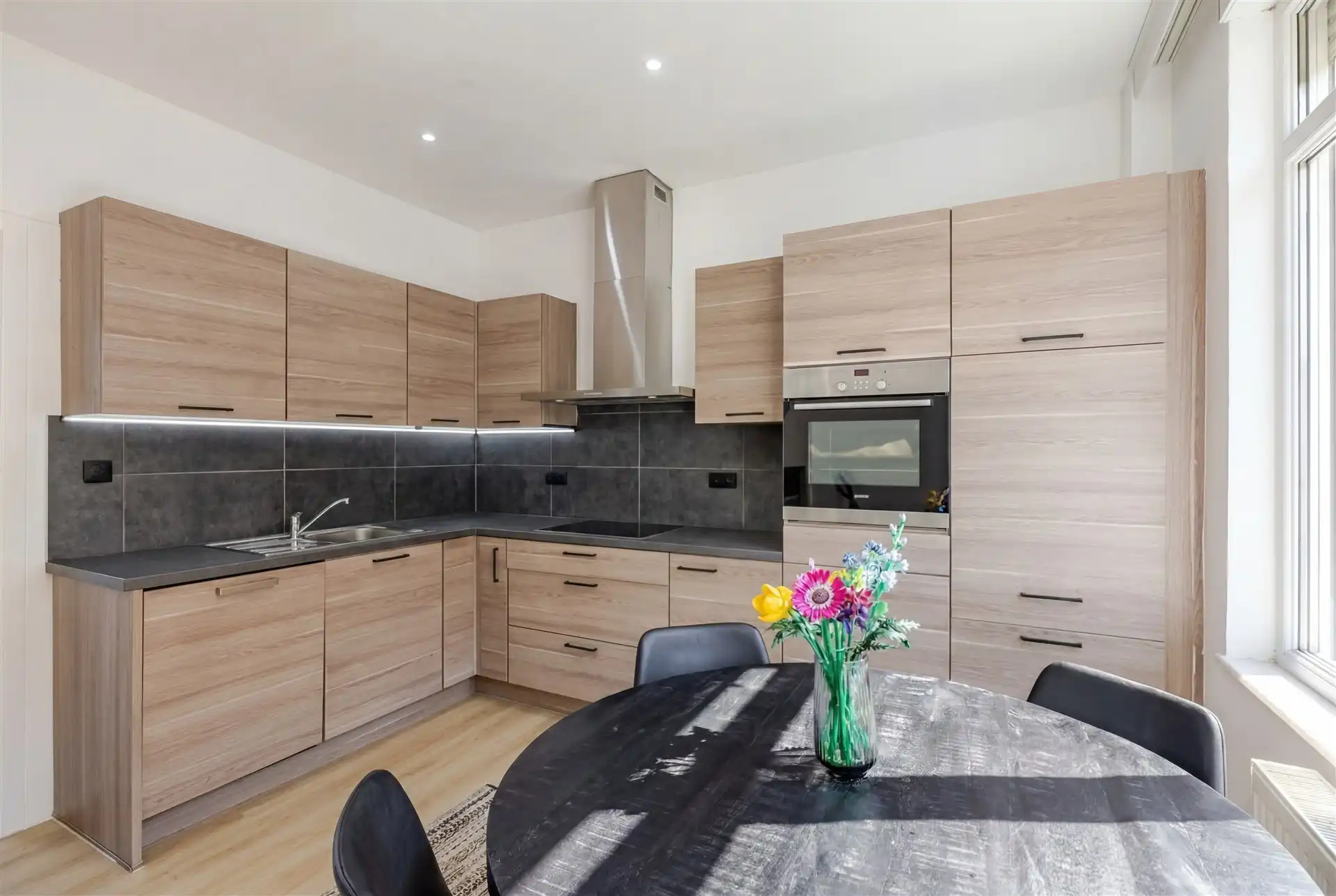 Top gerenoveerde woning met 3 slks op gunstige ligging foto 8