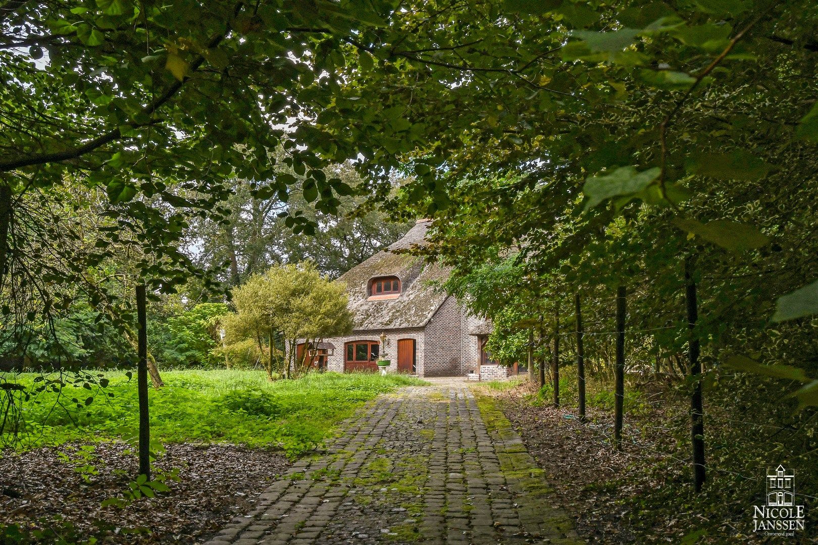 Bijzonder pand in bosrijke omgeving foto 33