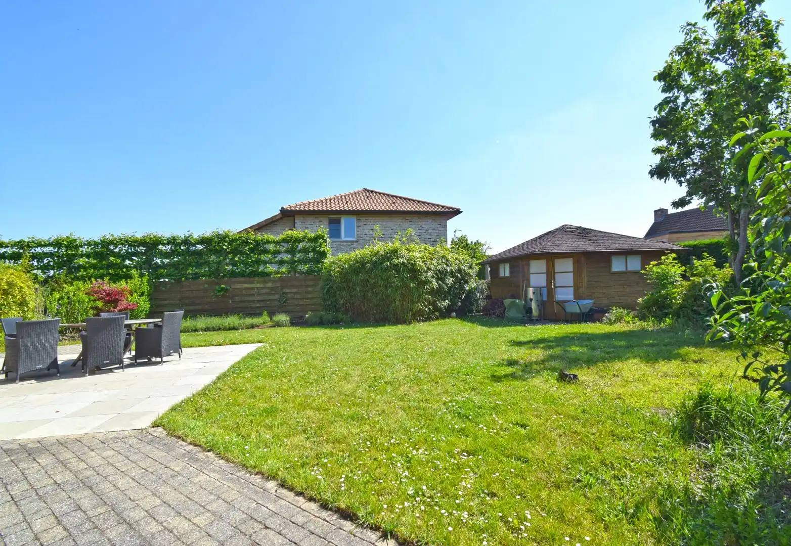 RESIDENTIEEL GELEGEN VILLA MET RUIME TUIN EN OPRIT  foto 2
