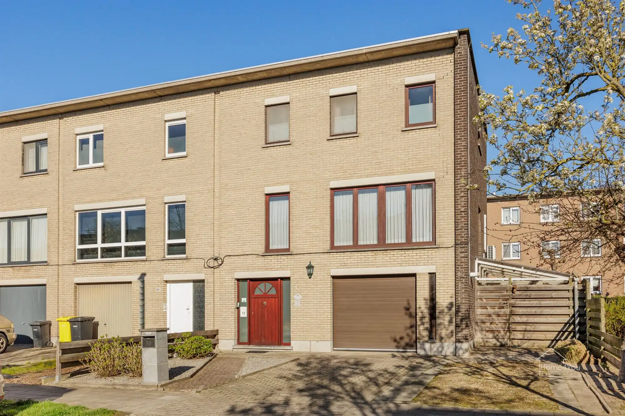 Ruime gezinswoning met 5 slaapkamers en tuin foto 6